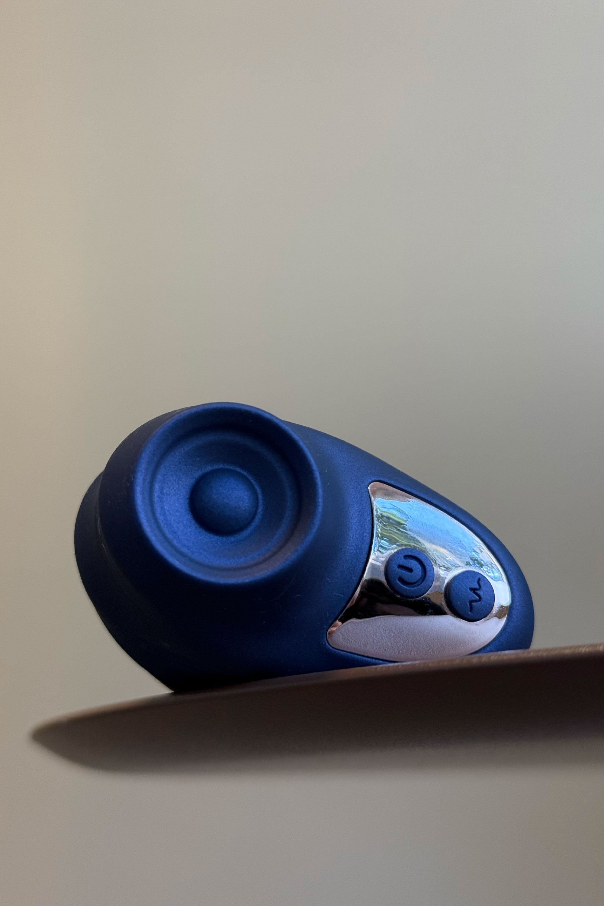 Kisscool – Mini Finger Vibrator with Tapping Technology for Clitoral Stimulation