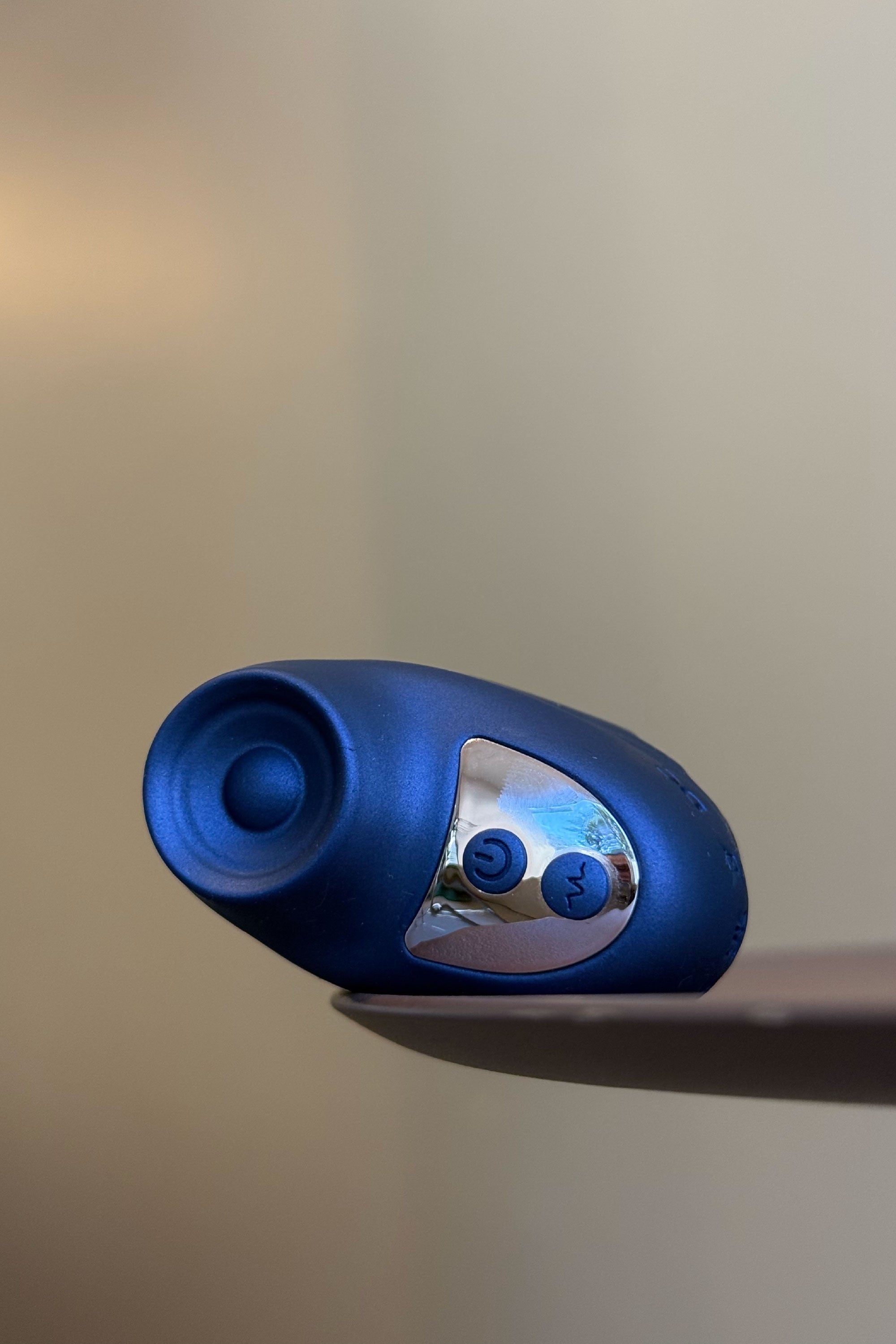 Kisscool – Mini Finger Vibrator with Tapping Technology for Clitoral Stimulation